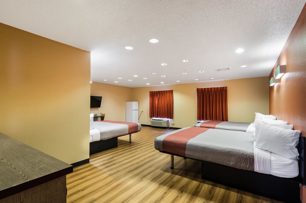 Book Motel 6 Libertyville Il In Hotels Motel 6 Libertyville Il Guest Room