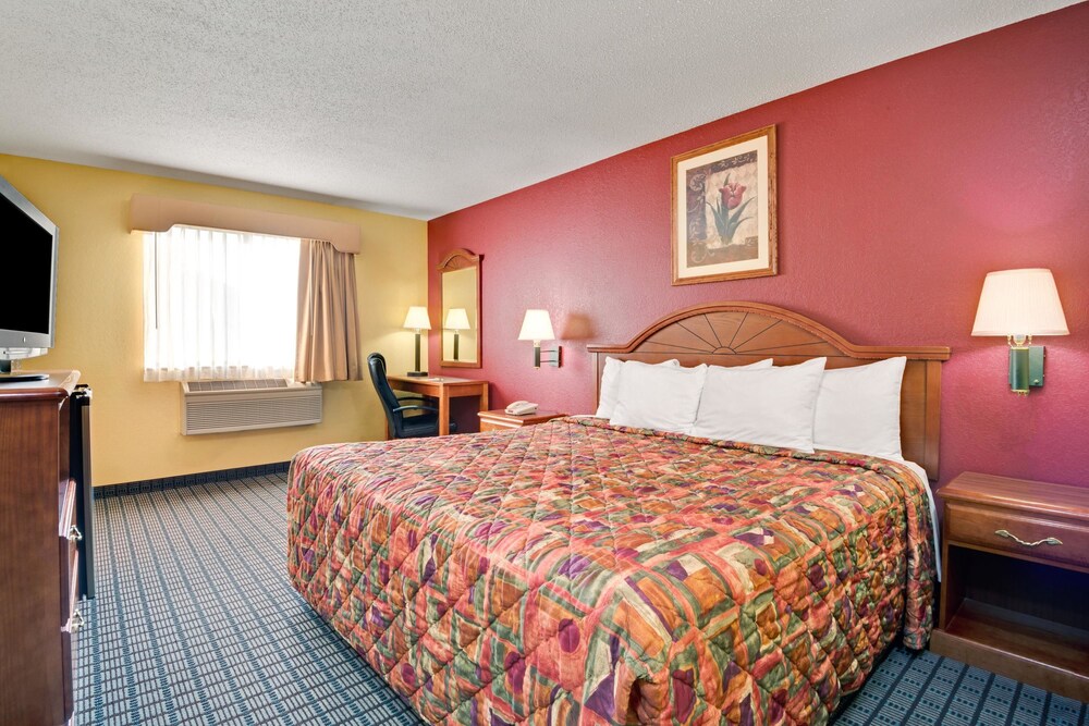 Book Days Inn By Wyndham Torrington In Hotels Days Inn By Wyndham Torrington Standard Room 1 King Bed Smoking