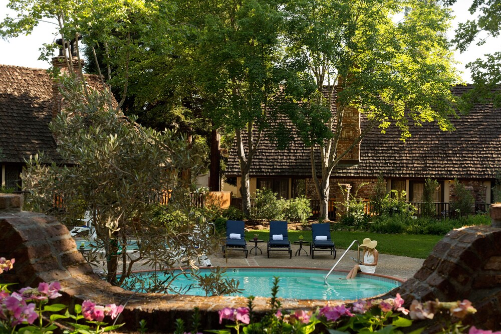 Book Harvest Inn in St. Helena