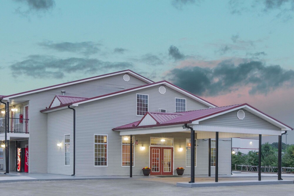 Book Super 8 By Wyndham Talladega Al In Hotels Super 8 By Wyndham Talladega Al