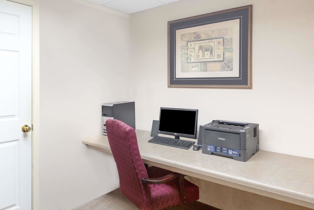 Book Days Inn Suites Pocahontas In Hotels