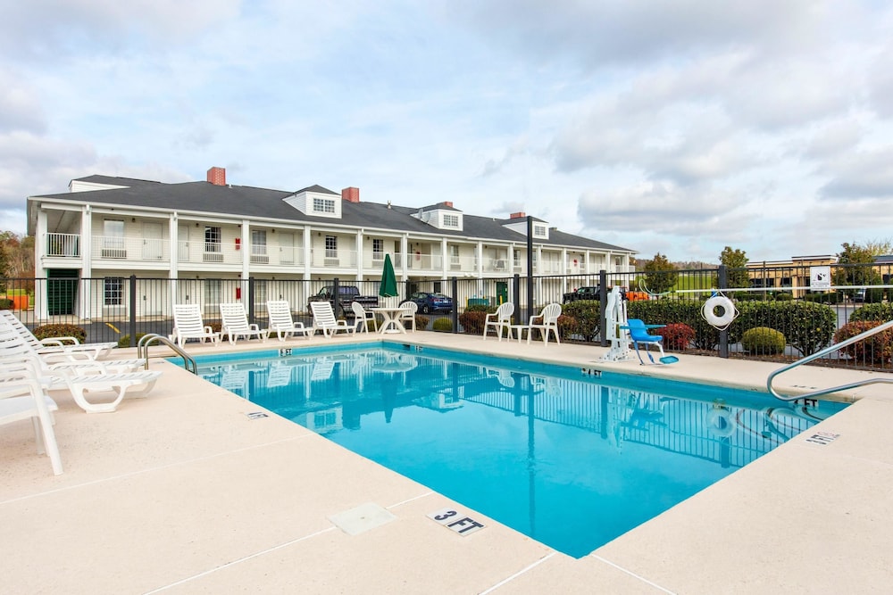 Book Quality Inn Scottsboro In Hotels Quality Inn Scottsboro Pool