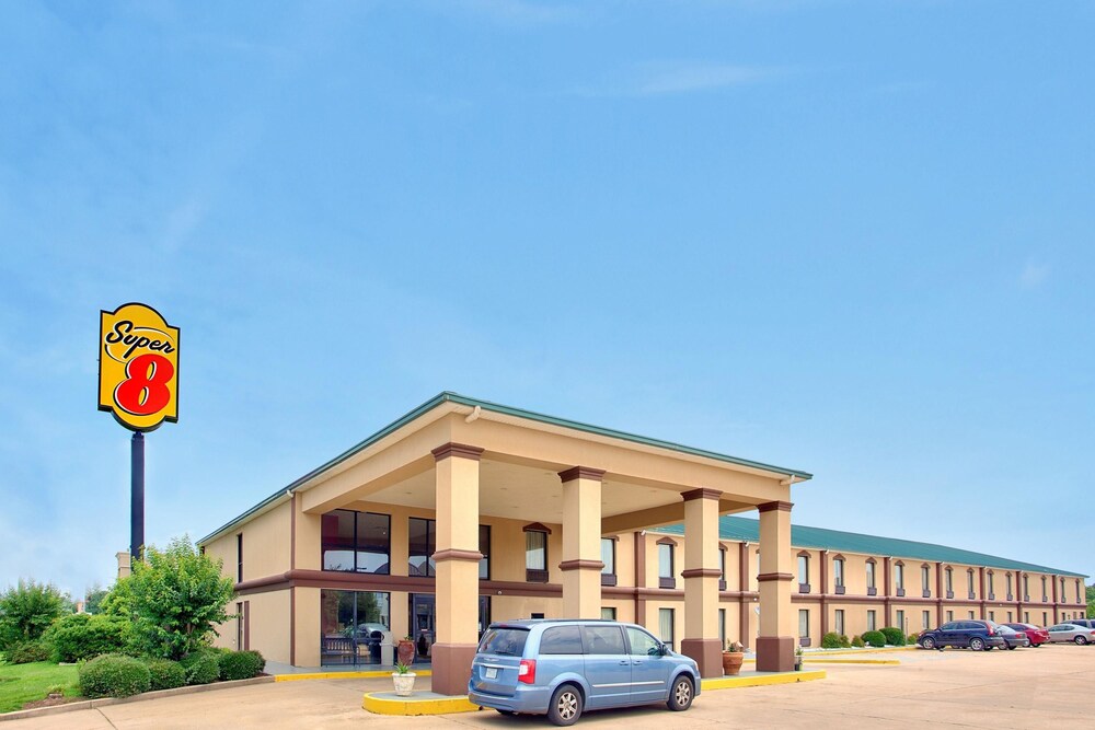 Book Super 8 By Wyndham Canton In Hotels Super 8 By Wyndham Canton