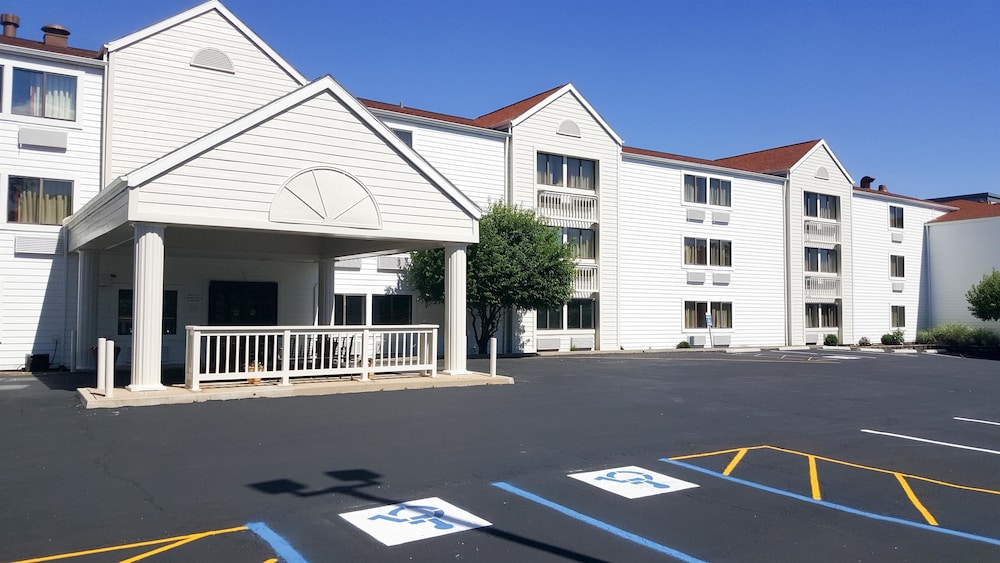 Book Motel 6 Maryland Heights Mo In St Louis Hotels Motel 6 Maryland Heights Mo Hotel Front