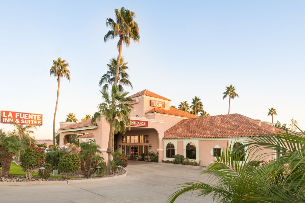 Book La Fuente Inn & Suites in Yuma