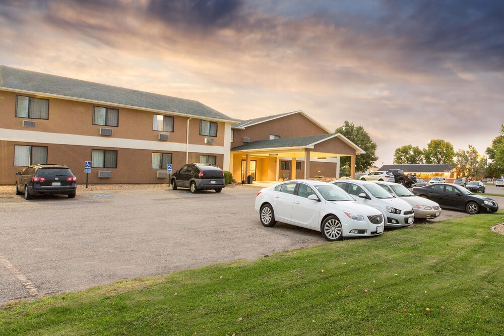 Book Super 8 By Wyndham Blue Earth In Hotels Super 8 By Wyndham Blue Earth