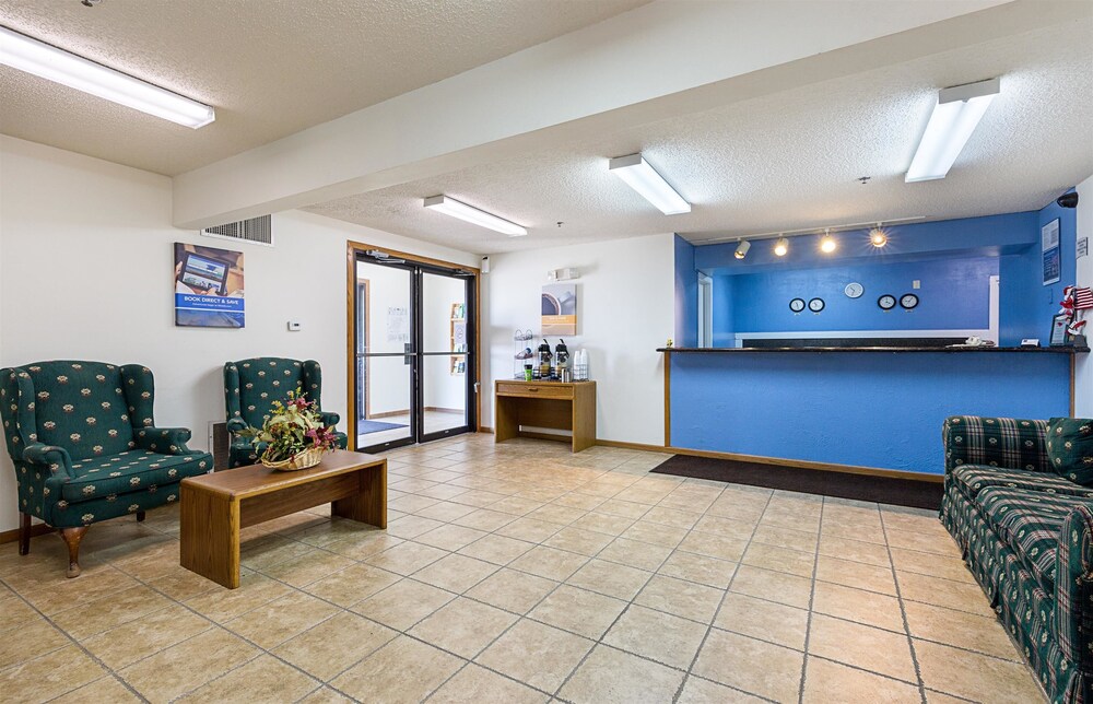 Book Motel 6 Kewanee In Hotels Lobby