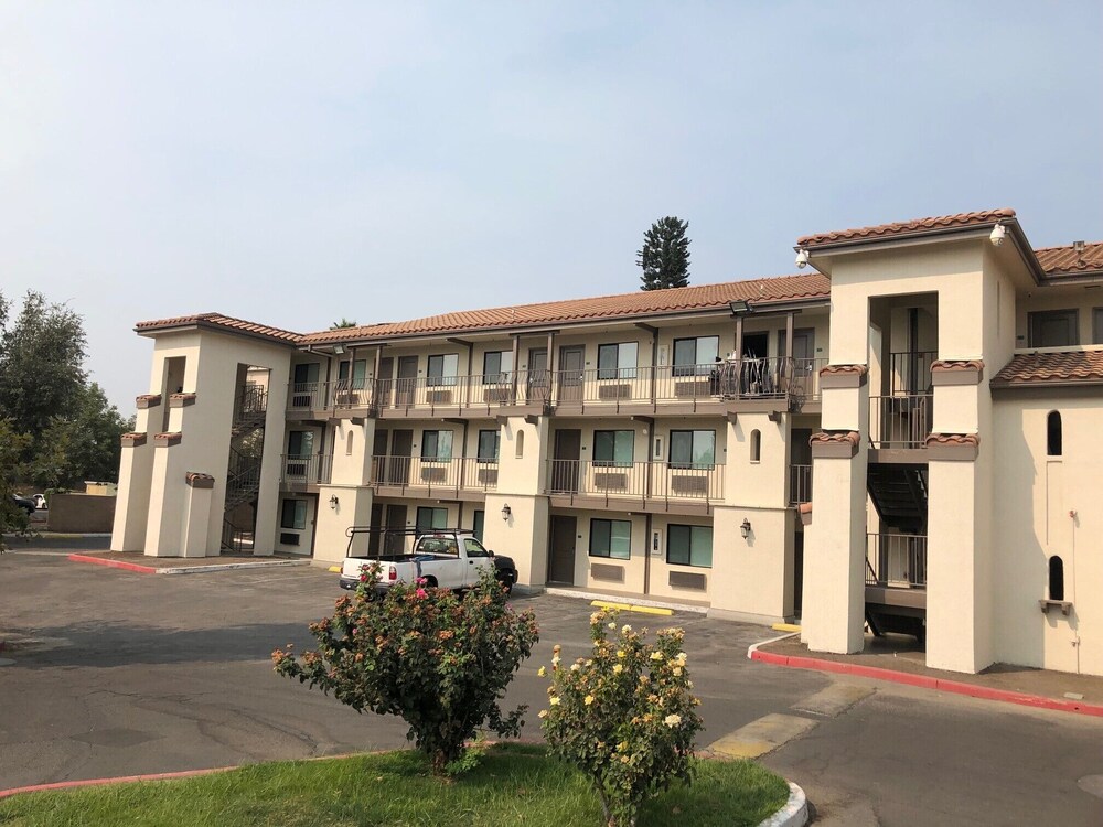 Book Hillstone Inn in Tulare