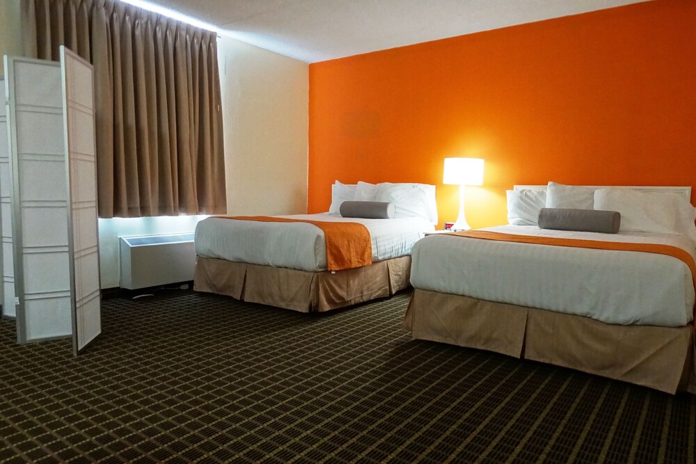Book Howard Johnson By Wyndham Tillsonburg In Hotels Howard Johnson By Wyndham Tillsonburg Suite Non Smoking Guest Room