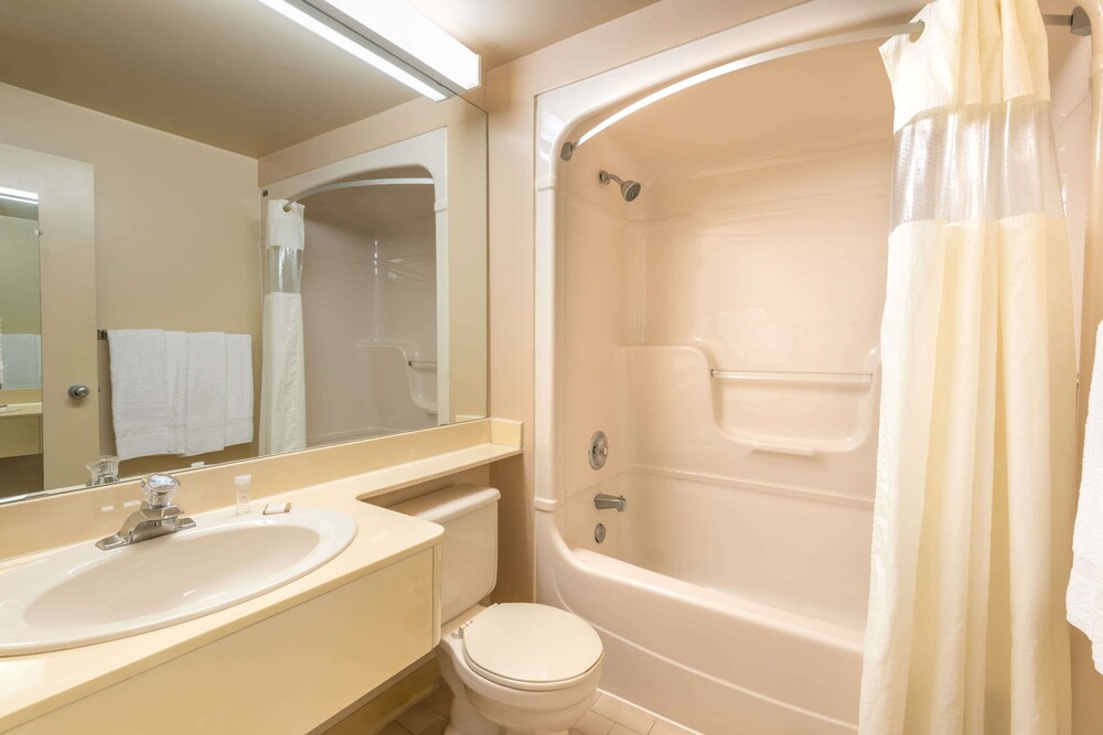 Book Howard Johnson By Wyndham Tillsonburg In Hotels Howard Johnson By Wyndham Tillsonburg Room 1 Queen Bed Non Smoking
