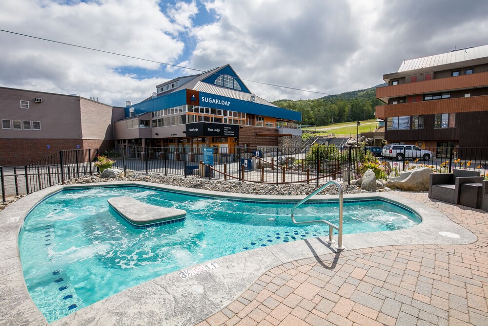 Book Sugarloaf Mountain Hotel in Carrabassett Valley