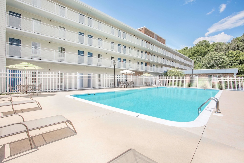 Book Howard Johnson By Wyndham Staunton In Hotels Howard Johnson By Wyndham Staunton Pool