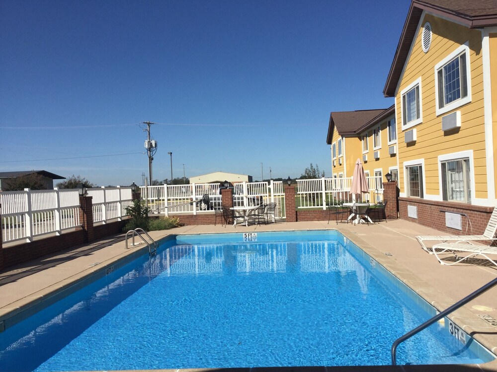 Book Days Inn By Wyndham Lake Village In Hotels Days Inn By Wyndham Lake Village Outdoor Pool