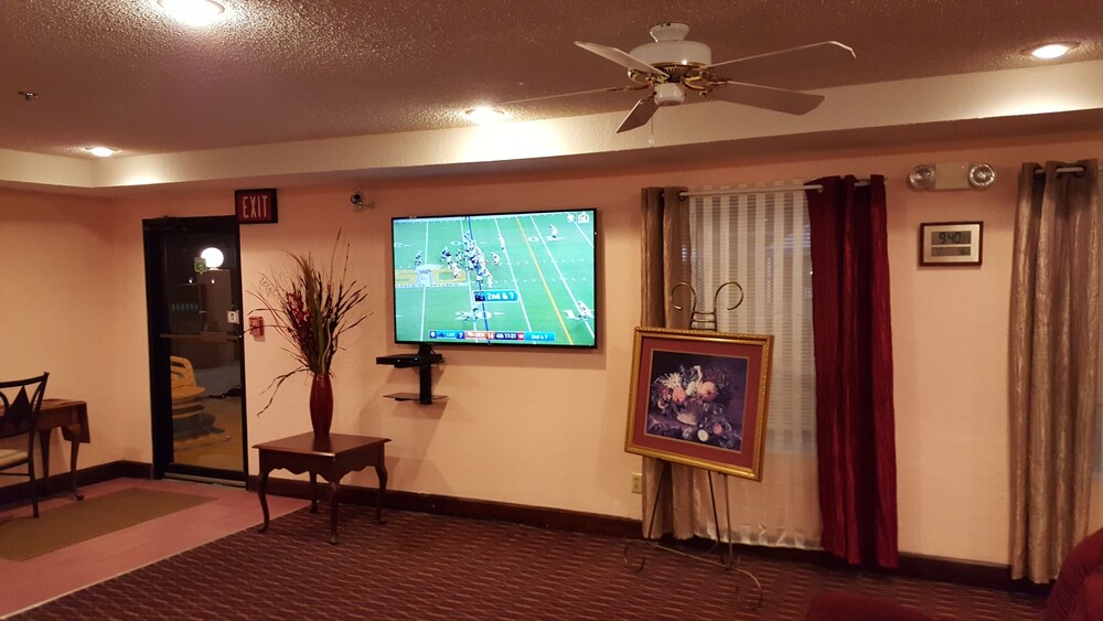 Book Key West Inn Baxley In Hotels Key West Inn Baxley Lobby Lounge