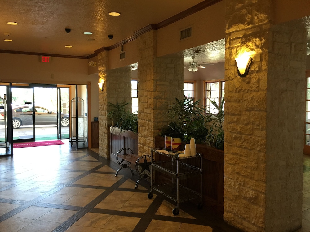 Book Texas Hill Country Hotel By Holiday Creek In Fredericksburg Texas Hill Country Hotel By Holiday Creek Fredericksburg Interior Entrance