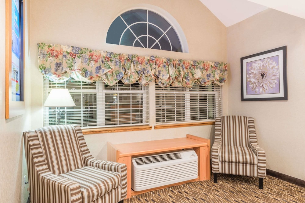 Book Microtel Inn Suites By Wyndham Uncasville In Montville Microtel Inn Suites By Wyndham Uncasville Montville Lobby