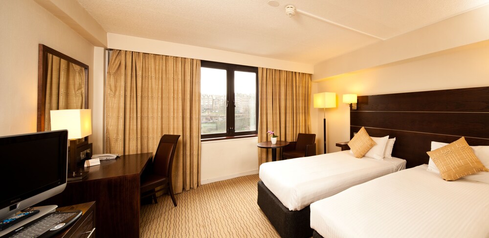 Book Mercure Edinburgh City Princes Street Hotel In Mercure Edinburgh City Princes Street Hotel Clic Room Guest
