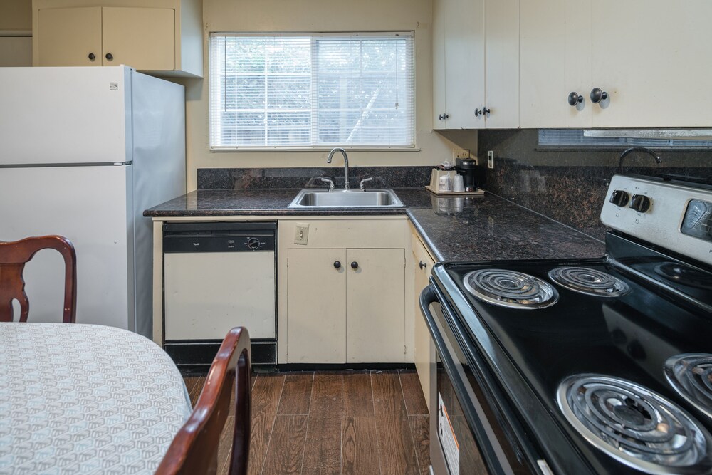 Book Hotel Rose Garden In San Jose Hotels Hotel Rose Garden San Jose Suite 2 Bedrooms Kitchenette Guest Room