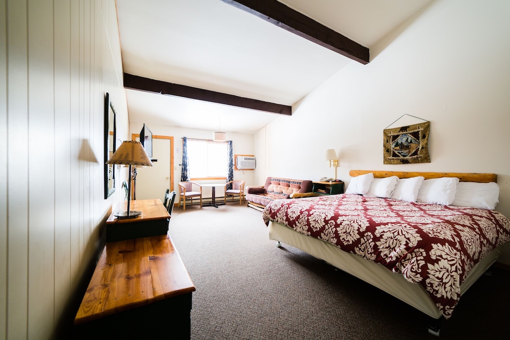 Book Hiawatha Lodge Inn In Eagle River Hotels Hiawatha Lodge Inn Eagle River Standard Room 1 King Bed With Sofabed