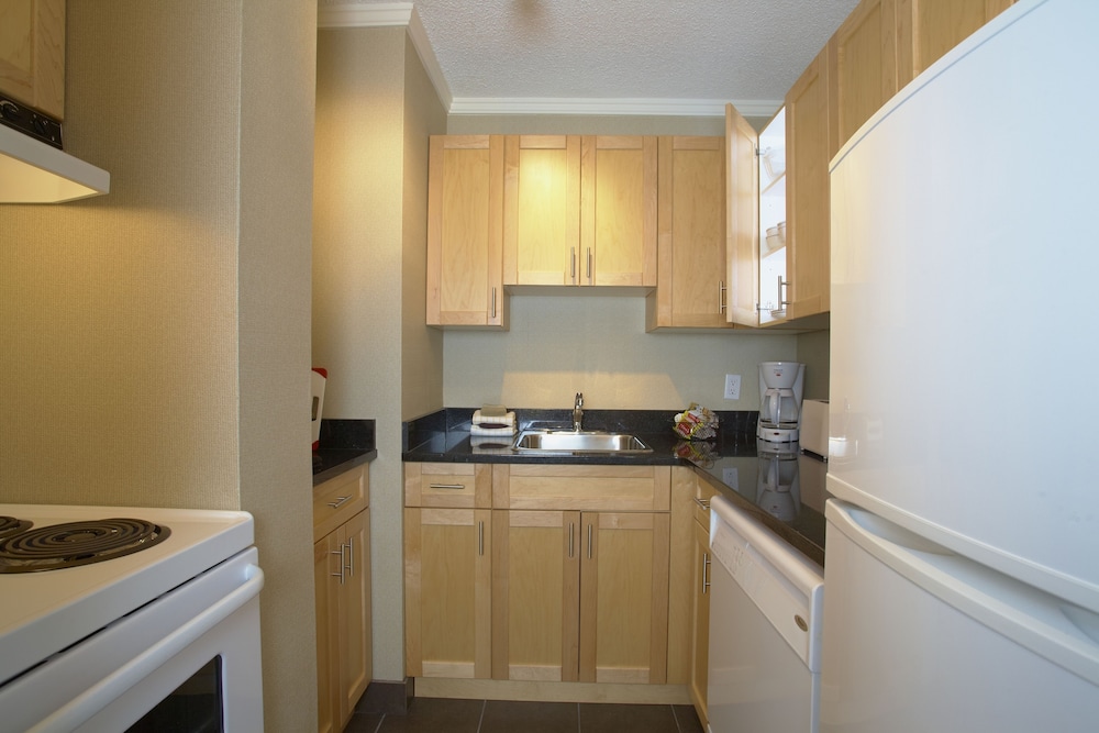 Book Execsuite In Calgary Hotels Execsuite Calgary Apartment 1 Bedroom In Room Kitchen