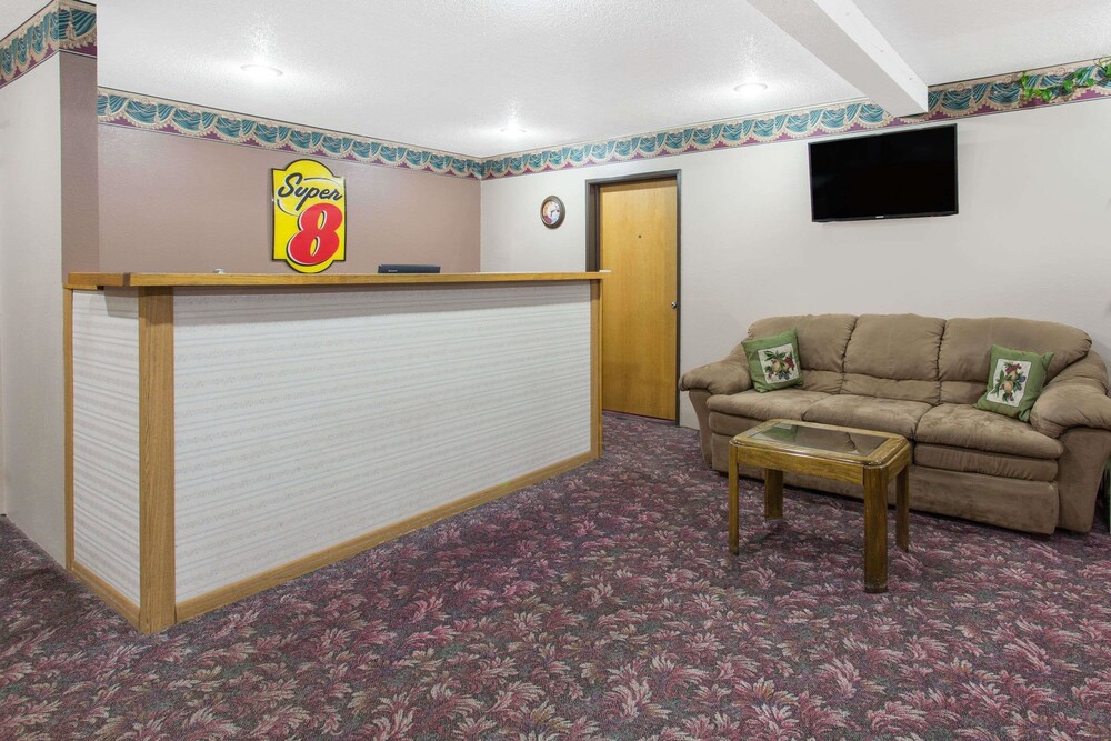 Book Super 8 By Wyndham Austin Mn In Hotels Super 8 By Wyndham Austin Mn Lobby