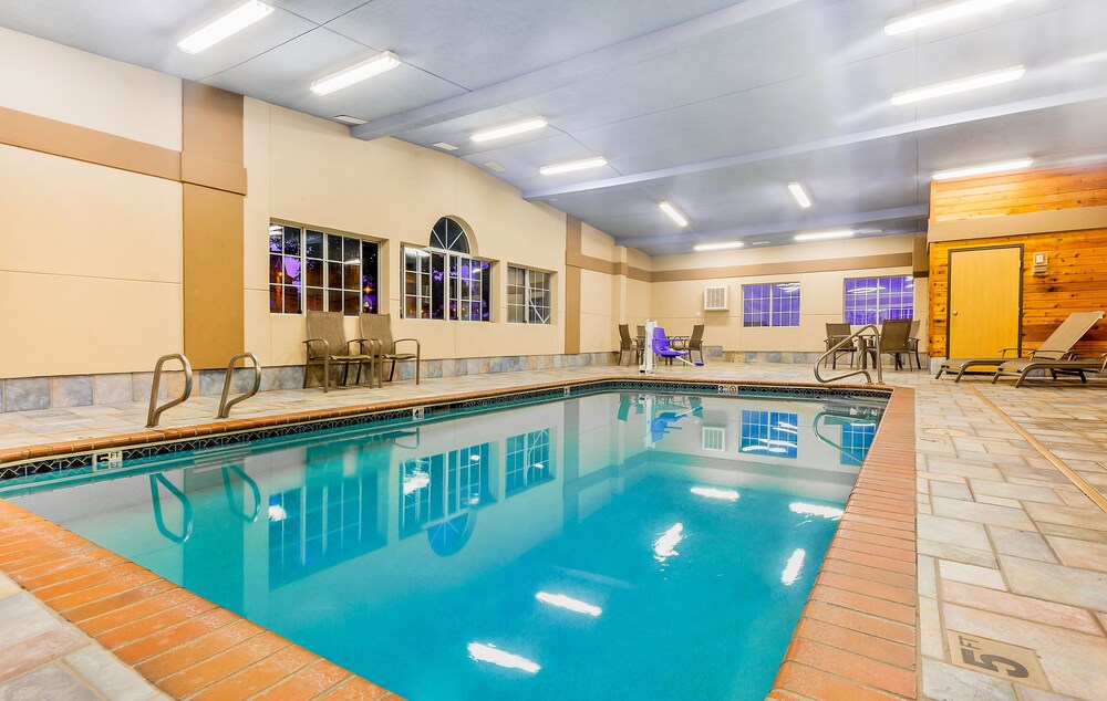 Book Americinn By Wyndham Des Moines Airport In Hotels Americinn By Wyndham Des Moines Airport Indoor Pool