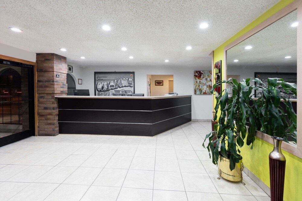 Book Super 8 Sapulpa Tulsa Area In Hotels Lobby