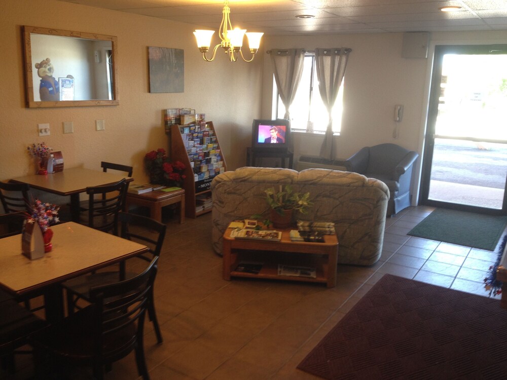Book Travelodge By Wyndham Deer Lodge Montana In Hotels Travelodge By Wyndham Deer Lodge Montana Lobby