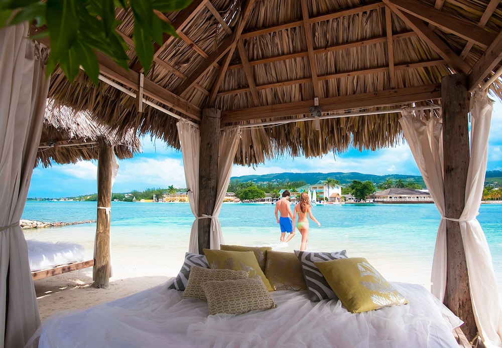 sandals royal caribbean kensington cove