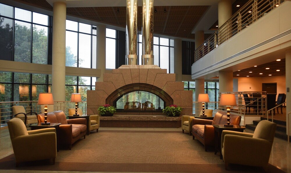Book Oak Ridge Hotel And Conference Center In Chaska Hotels Oak Ridge Hotel And Conference Center Chaska Interior Entrance