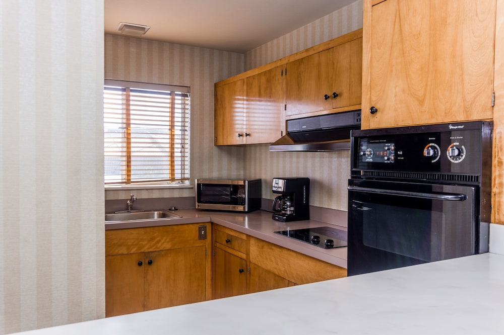 Book Wharf Inn In San Francisco Hotels Wharf Inn San Francisco 2 Bedrooms In Room Kitchen