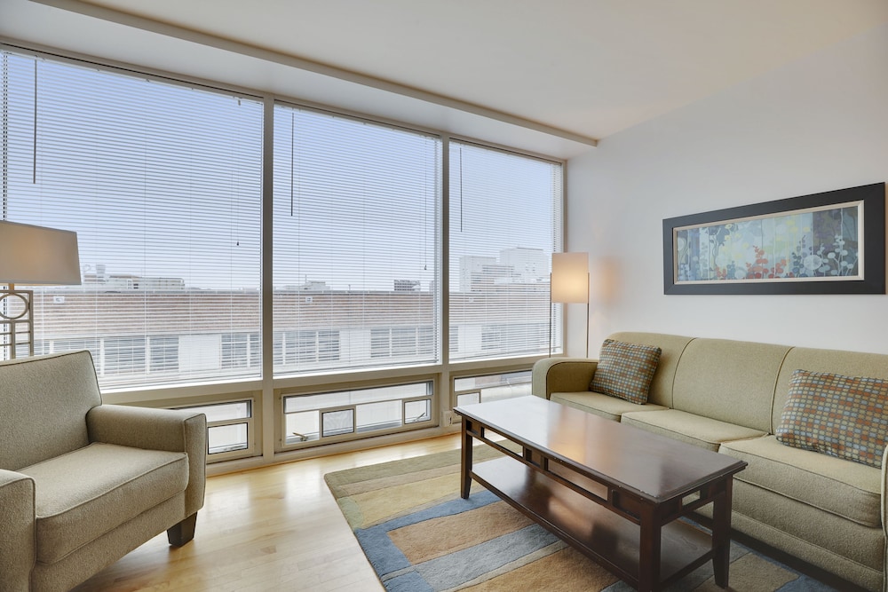 Lancaster Square By Bridgestreet Baltimore Info Photos Reviews Lancaster Square By Bridgestreet Baltimore Apartment 1 Bedroom Living Room
