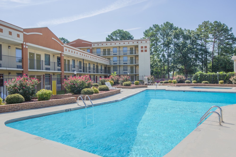Book Super 8 By Wyndham Jasper In Hotels Super 8 By Wyndham Jasper Pool