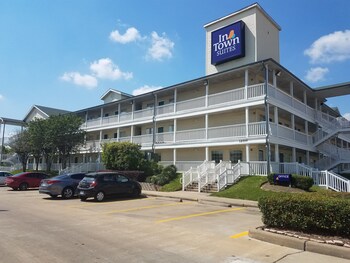 Houston bölgesindeki InTown Suites Greenpoint resmi