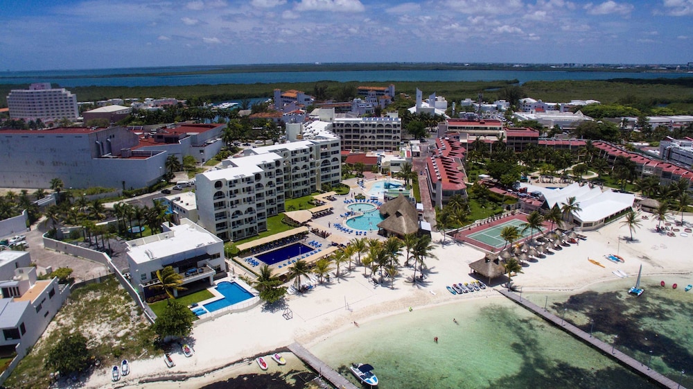 Book Aquamarina Beach Resort in Cancun