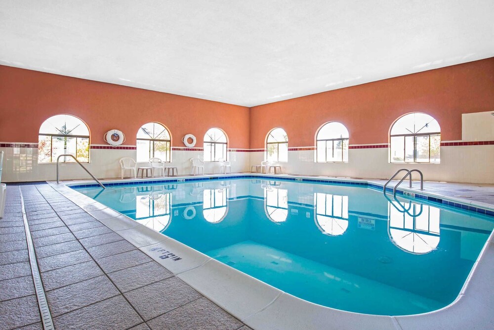 Book Quality Inn In Monee Hotels Quality Inn Monee Pool