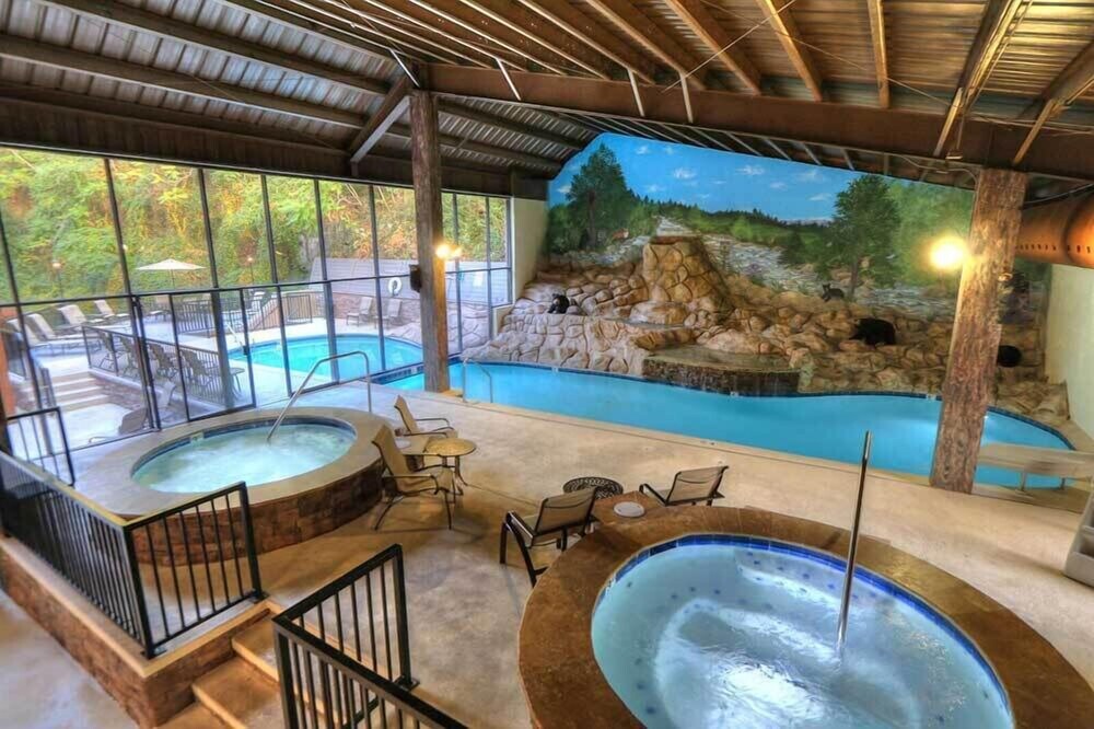 hotels in gatlinburg tn with hot tub