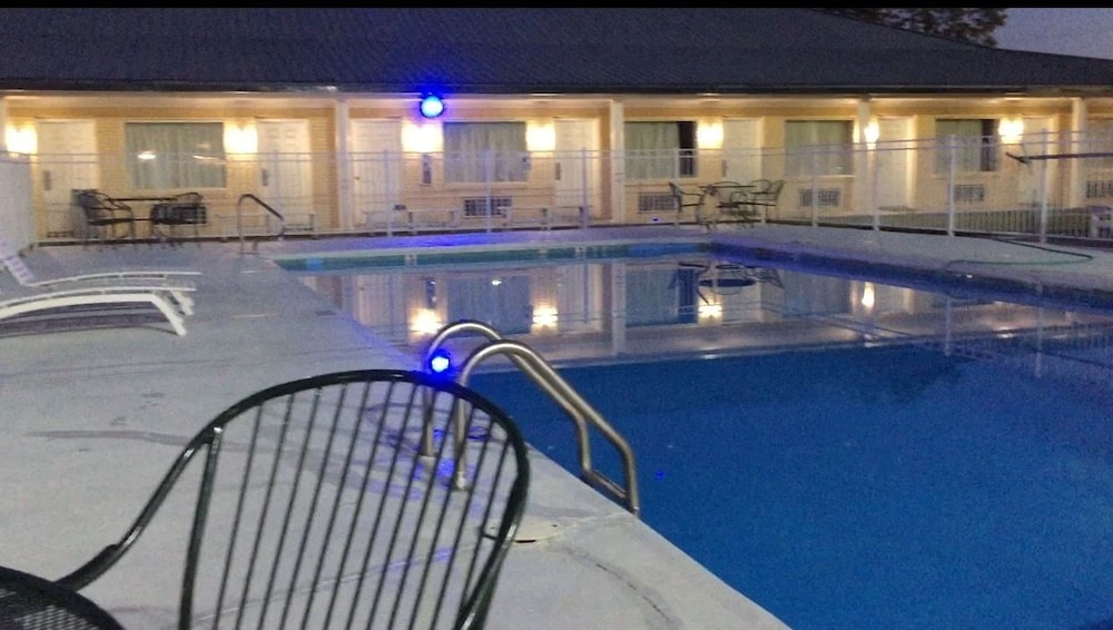 Book Greenwood Inn In Demopolis Hotels Greenwood Inn Demopolis Outdoor Pool