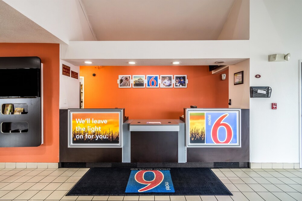 Book Motel 6 Harvey Il In Hotels Lobby