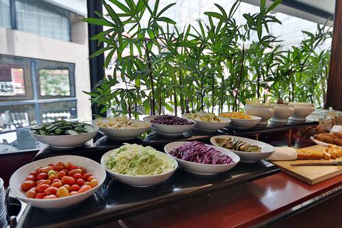 احجز فندق كراون بلازا بيروت في بيروت قارن أسعار الفنادق في بيروت