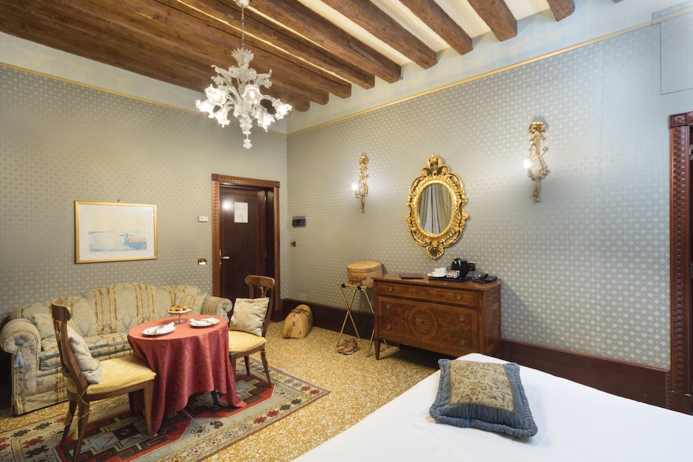 Hotel Al Ponte Dei Sospiri In Venetie Hotels Com