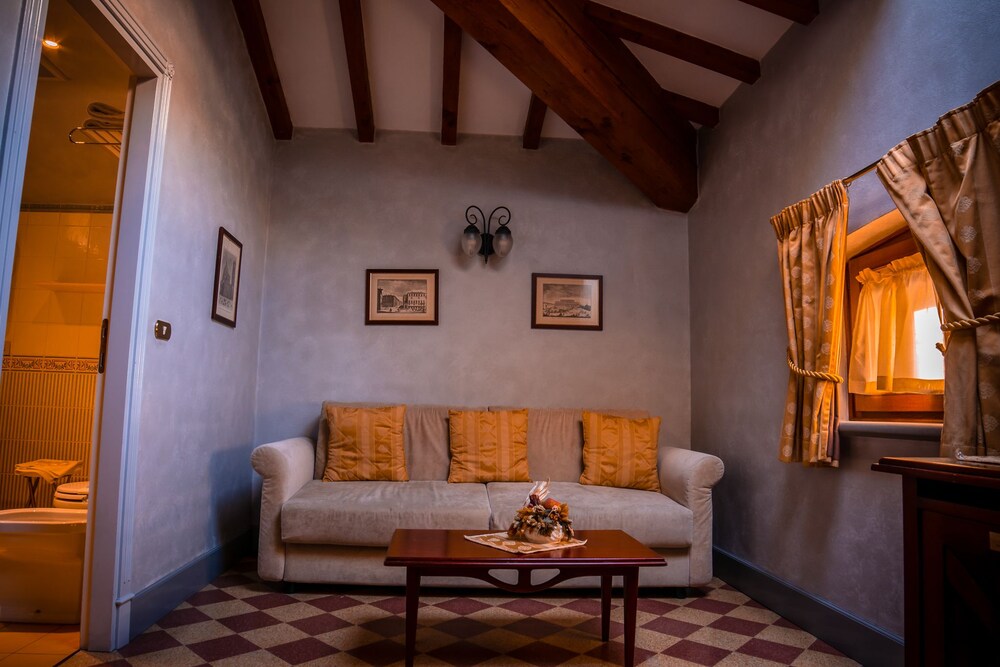 Hotel Della Robbia Florence Info Photos Reviews Book At Hotels Com Hotel Della Robbia Florence Junior Suite Guest Room