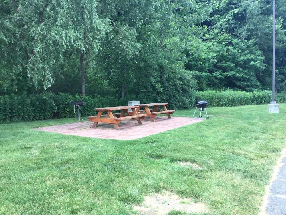 Book Super 8 Highland Ny In Hotels Super 8 Highland Ny Bbq Picnic Area