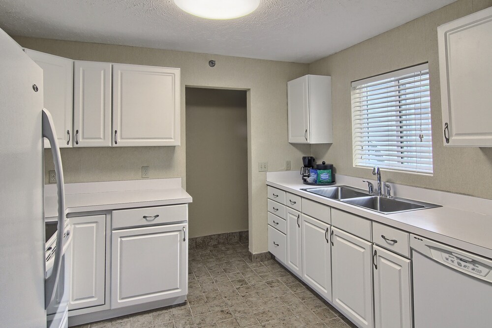 Book Grand Beach Resort Hotel In Traverse City Hotels Com Grand Beach Resort Hotel Traverse City Non View 2 King Studio With