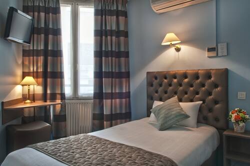 Book Hotel France Albion In Paris Hotels Com Book Hotel France Albion In Paris Hotels Com