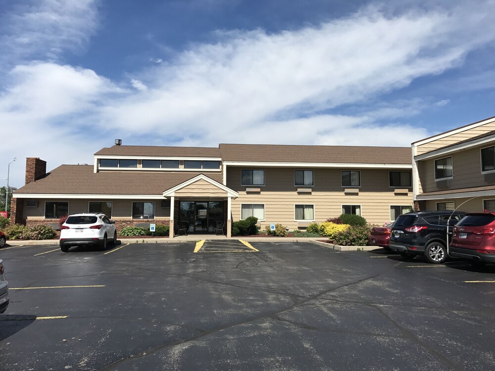 Book Americinn West Bend In Hotels Americinn West Bend