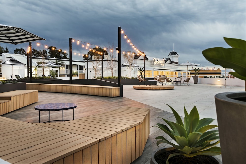 Book Tradewinds Hotel in East Fremantle
