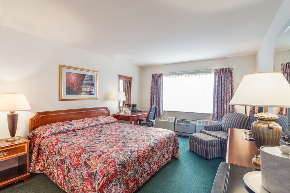 Book Inn Of Rosslyn In Arlington Hotels Inn Of Rosslyn Arlington Room 1 King Bed Guest