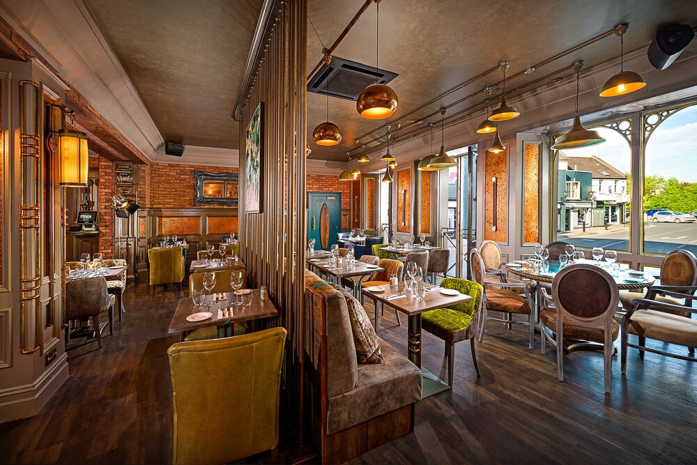 Book Queens Hotel and in Ennis