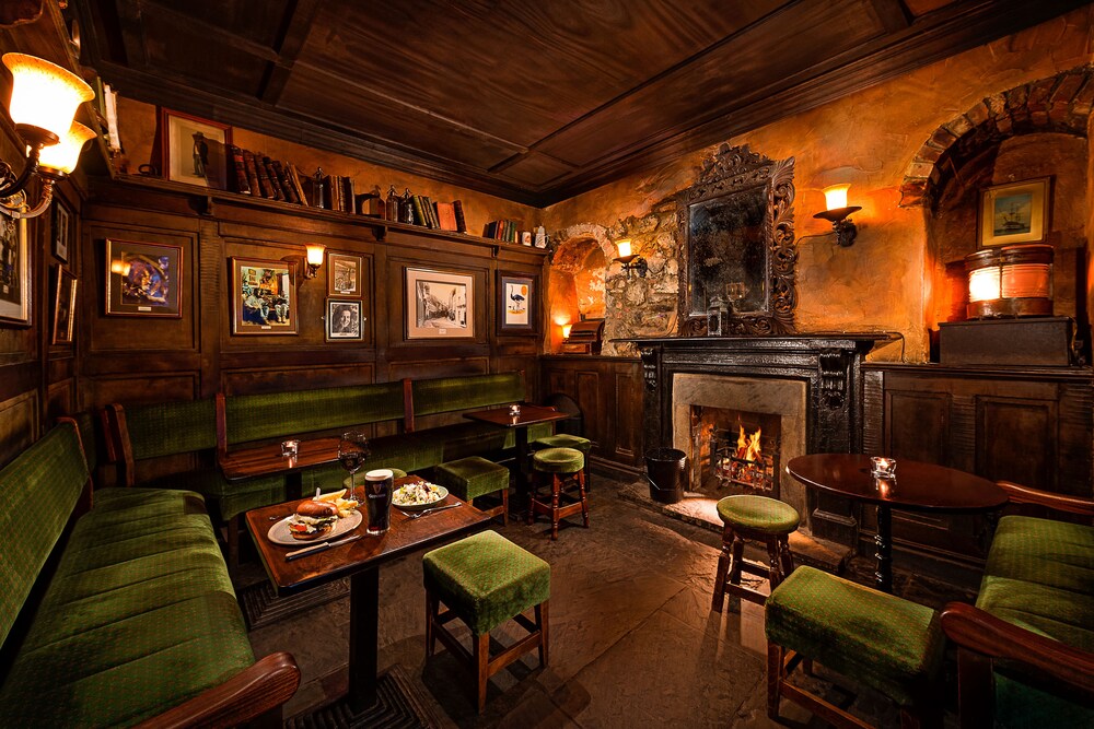 Book Queens Hotel and in Ennis